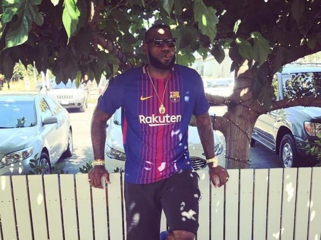 NBA球星詹姆斯晒身穿巴萨球衣图